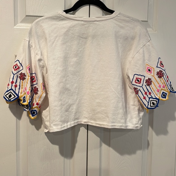 Size Small. Zara short sleeve embroidered arms white tee. - Picture 4 of 4